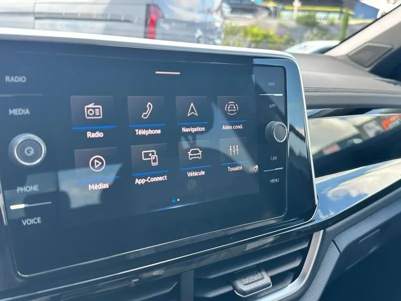 Écran tactile central du tableau de bord du Volkswagen T-Roc 2025, avec interface multimédia et commandes visibles.