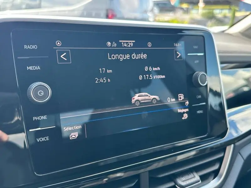 Écran tactile central du Volkswagen T-Roc 2025 affichant les données de conduite en mode longue durée.