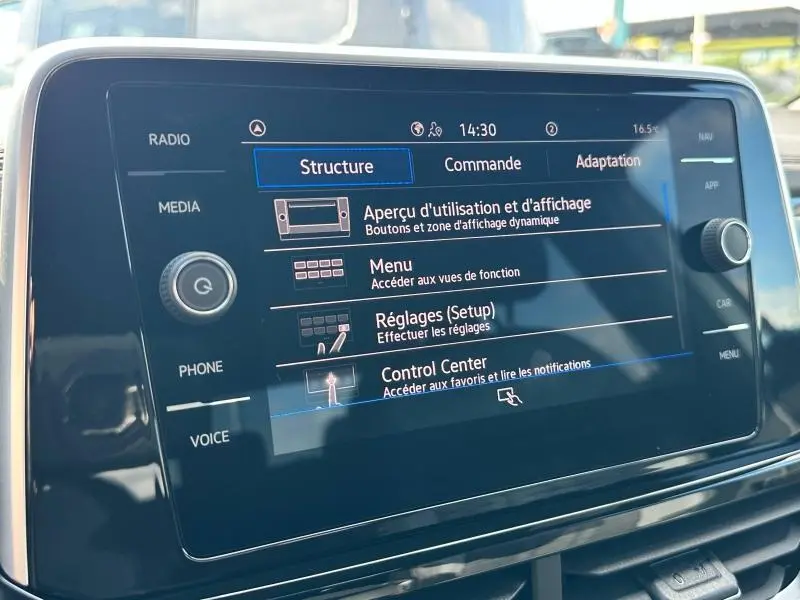 Écran tactile central du Volkswagen T-Roc 2025 affichant le menu de configuration, intérieur noir brillant.