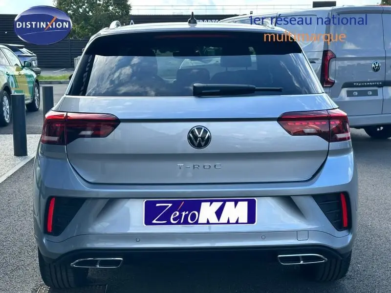Vue arrière d'un Volkswagen T-Roc gris clair avec feux LED et double sortie d'échappement chromée.