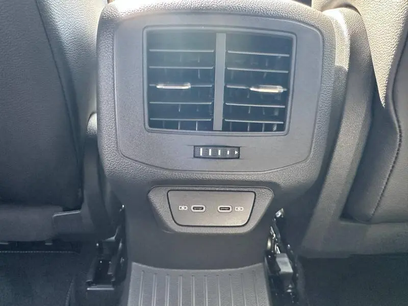 Détail de la console arrière noire du Volkswagen T-Roc 2025 avec aérateurs et deux ports USB-C.