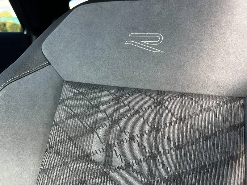 Détail du siège avant gris Artvelours Karoso avec logo R brodé, intérieur du Volkswagen T-Roc 2025 R-Line