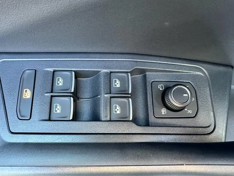 Panneau de commandes des vitres et rétroviseurs côté conducteur intérieur noir du Volkswagen T-Roc 2025 R-Line