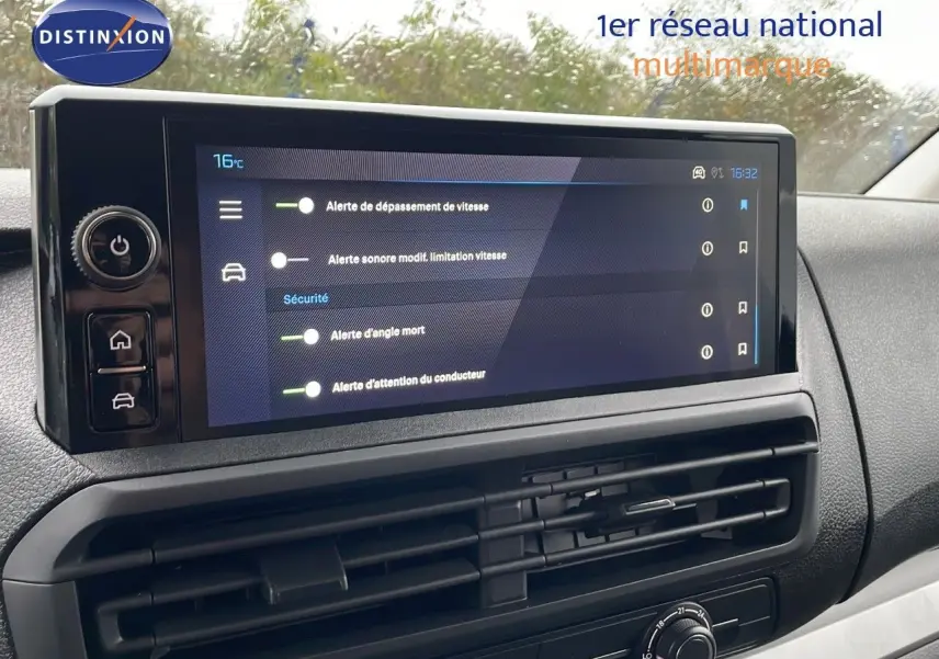 Écran tactile central du Peugeot Expert Fourgon blanc 2025 affichant les alertes de sécurité et de conduite.