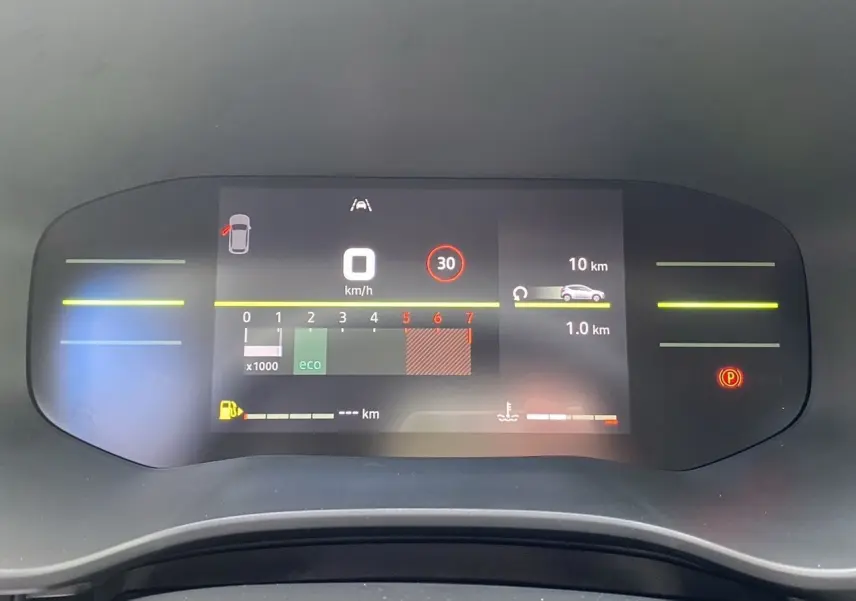Tableau de bord numérique de Dacia Sandero Stepway 2026 affichant vitesse, régime moteur et alertes.