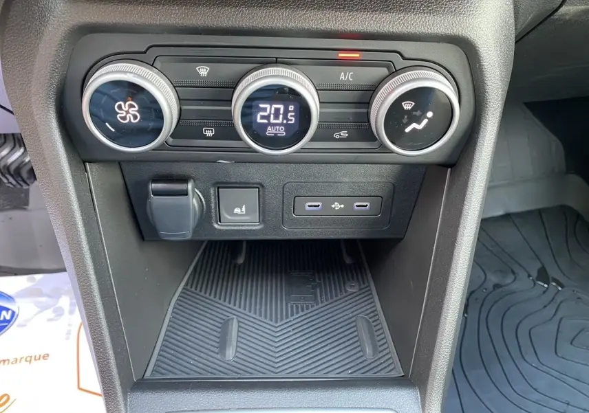 Détail du tableau de bord de la Dacia Sandero Stepway 2026 montrant la climatisation automatique et ports USB.