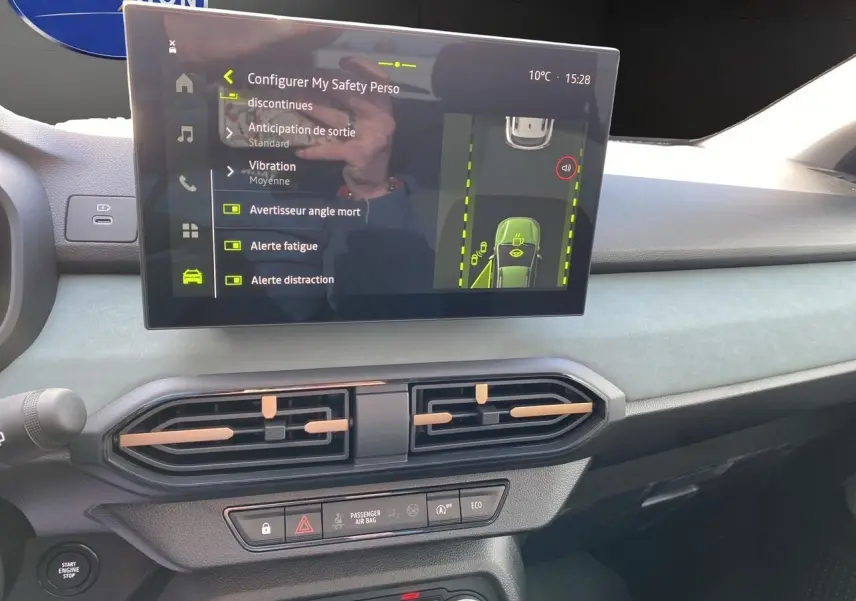 Vue intérieure du tableau de bord de la Dacia Sandero Stepway 2026, écran tactile affichant les aides à la conduite.