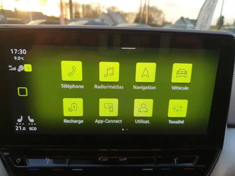 Écran tactile central du Volkswagen ID.4 2023 affichant les menus de navigation et médias en intérieur.