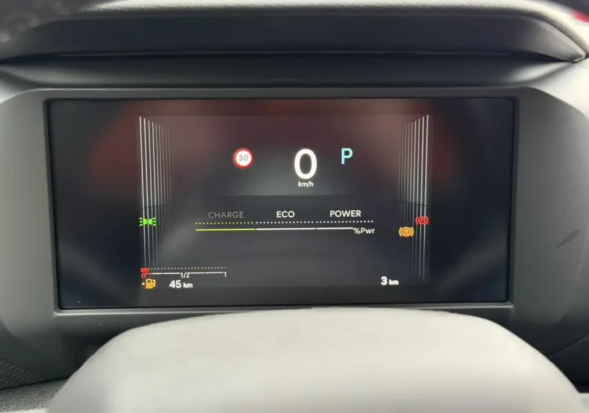 Affichage numérique TFT 7 pouces du tableau de bord de la Citroën C4 gris Mercury, vue frontale rapprochée.