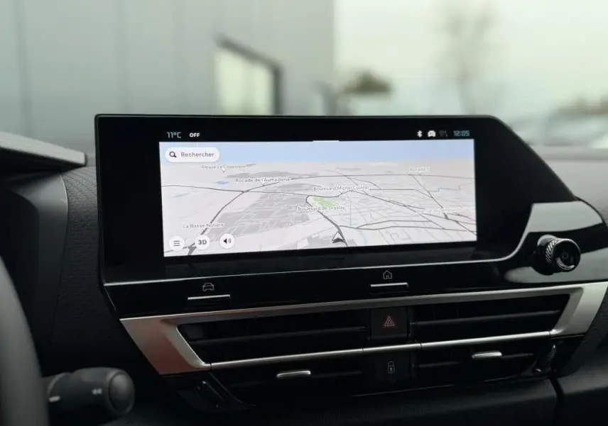 Écran tactile central avec navigation 3D dans l'habitacle du Citroën C4 gris Mercury, vue intérieure frontale.