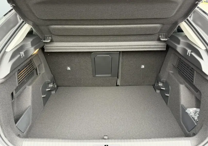 Coffre ouvert de la Citroën C4 gris Mercury, montrant un espace de rangement propre et bien agencé.