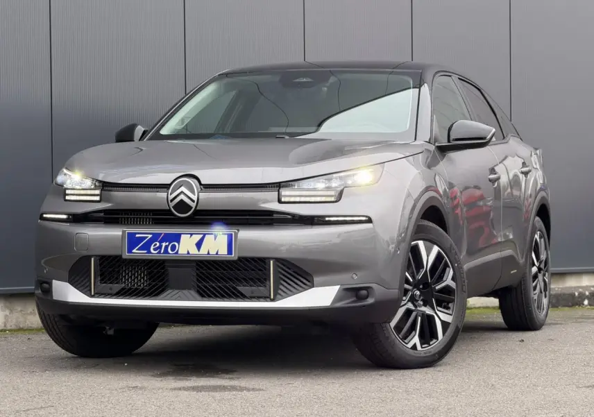 Citroën C4 NV Hybrid gris Mercury en 3/4 avant droit avec toit bi-ton noir et jantes alliage 18 pouces.