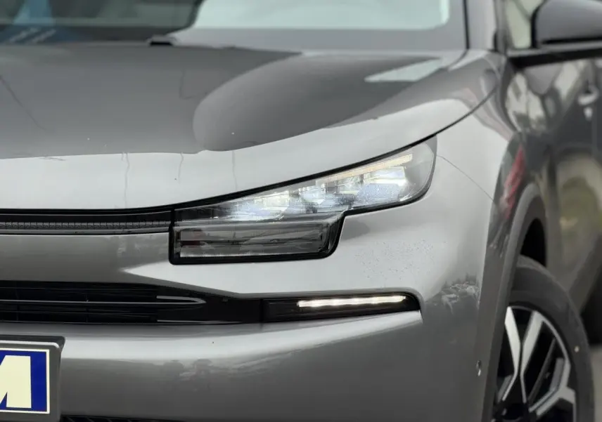 Gros plan sur l'avant droit gris Mercury du Citroën C4 2025 avec phares LED et jante alliage 18 pouces.