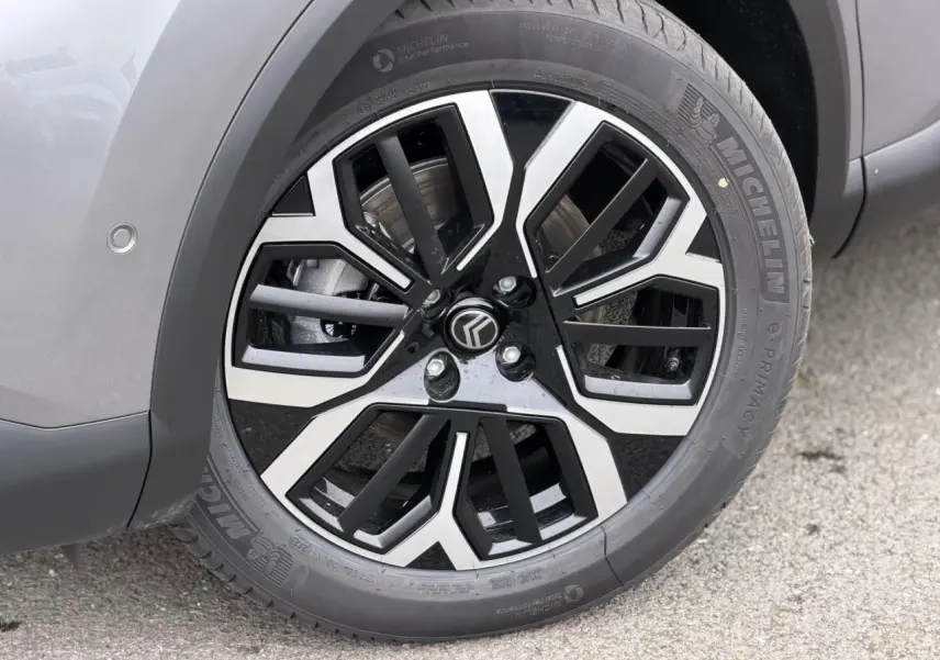 Gros plan sur la jante alliage 18'' AMBER diamantée noire et argent du Citroën C4 gris Mercury, côté arrière droit.