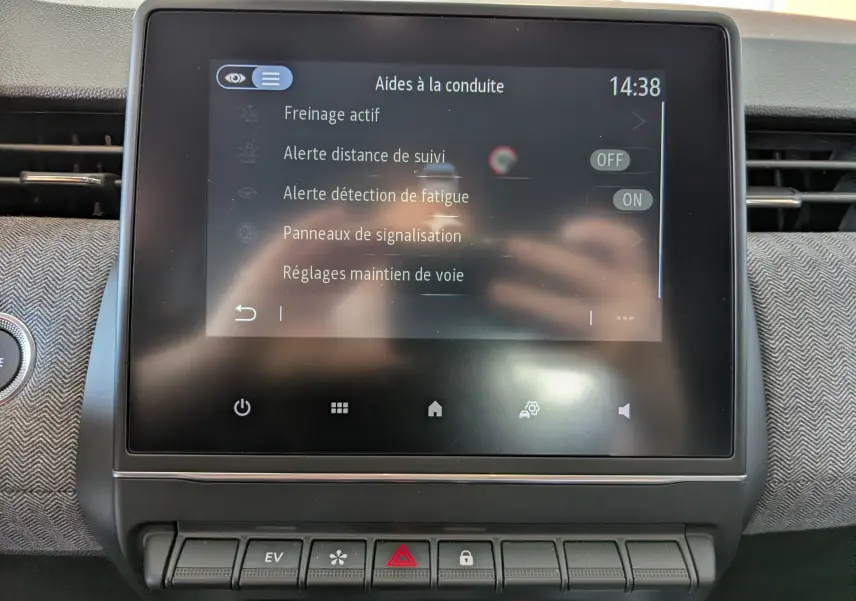 Écran tactile central de la Renault Clio V E-Tech gris schiste, affichant les aides à la conduite en intérieur.