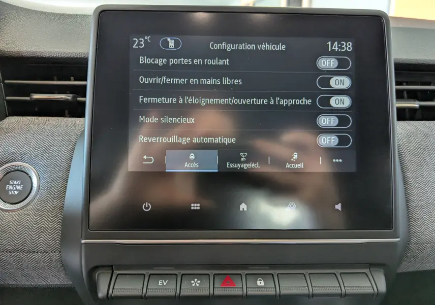 Écran tactile central de la Renault Clio hybride 2025 affichant les réglages d'accès mains libres et verrouillage automatique.