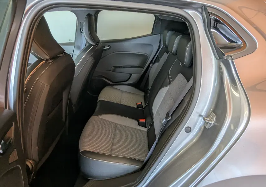 Vue intérieure côté droit des sièges arrière gris clair et noir de la Renault Clio V E-Tech Full Hybrid 2025.