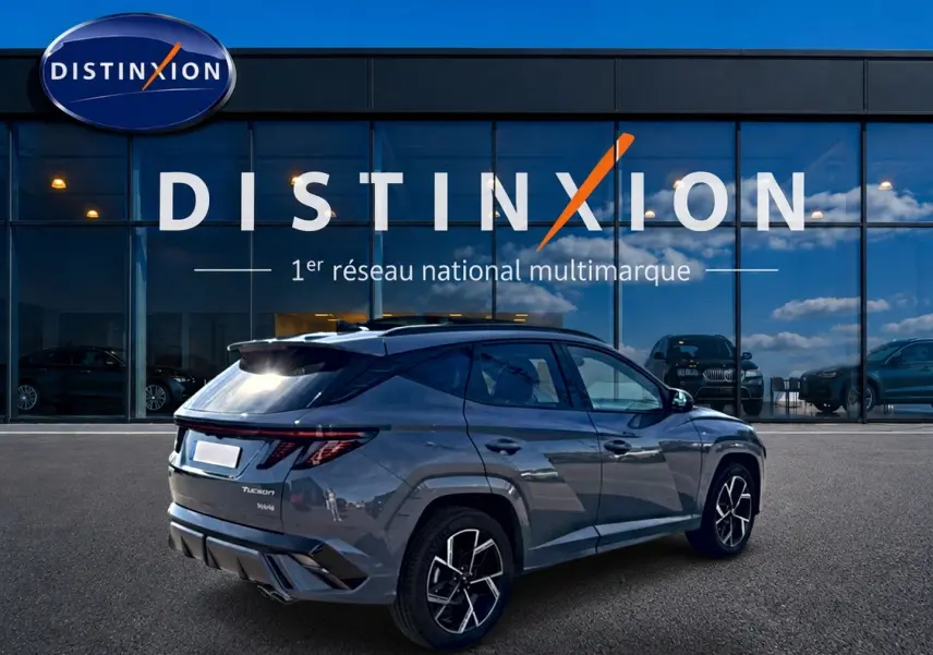 Vue 3/4 arrière droite du Hyundai Tucson gris shadow 2026 avec jantes alu et feux arrière LED distinctifs.