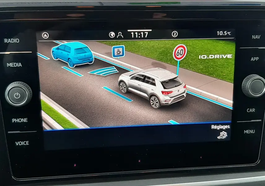 Affichage intérieur de l'assistance à la conduite du Volkswagen T-Roc gris pyrite, vue arrière droite virtuelle sur écran tactile.