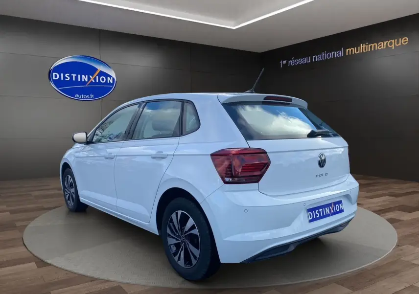 Vue 3/4 arrière droite d'une Volkswagen Polo blanche Pure 2020, avec jantes alliage et cinq portes visibles.