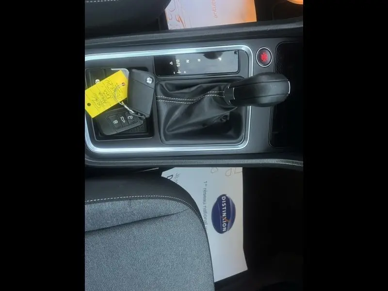 Vue rapprochée du levier de vitesse automatique noir et cuir de la SEAT Ateca 2022 avec clé et bouton start/stop.