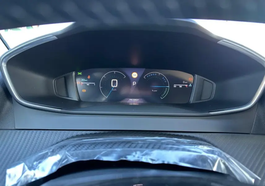 Vue rapprochée du cockpit numérique de la Peugeot 208 Hybrid 110 e-DCS6 Allure, affichage digital clair et moderne.