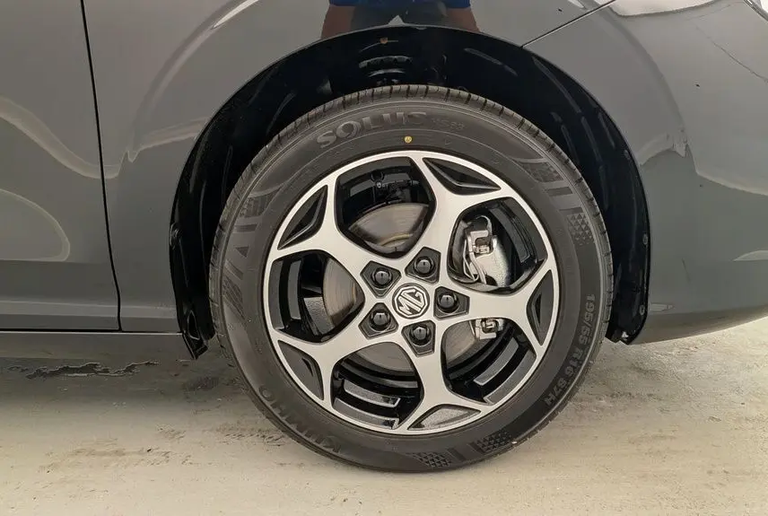 Gros plan sur la roue arrière droite noire Pebble Black du MG3 1.5 L Hybrid+ 195 ch Luxury avec jante alliage 16 pouces.