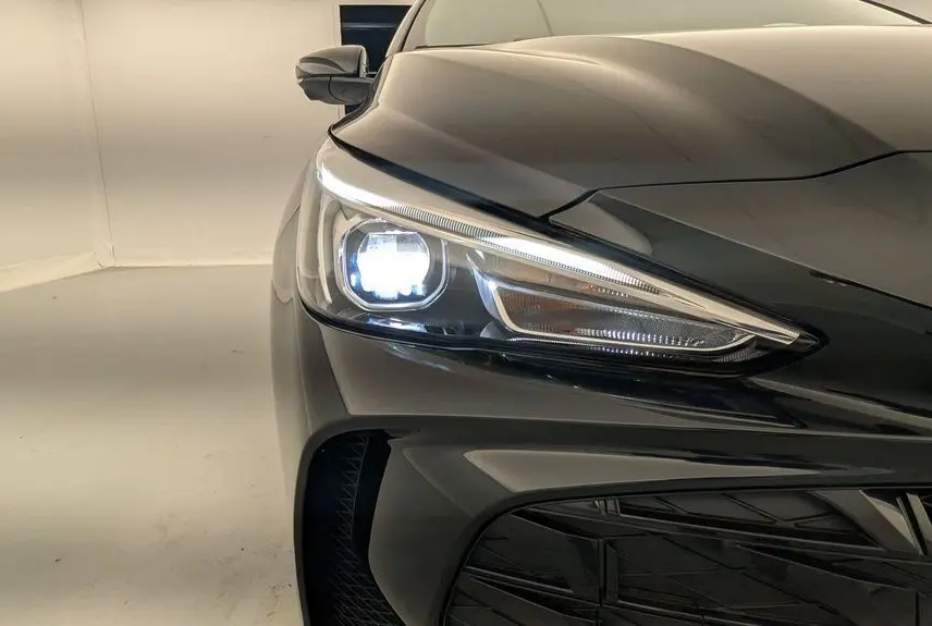 Gros plan sur le phare avant gauche allumé de la MG3 Pebble Black 2026, soulignant son design moderne et élégant.