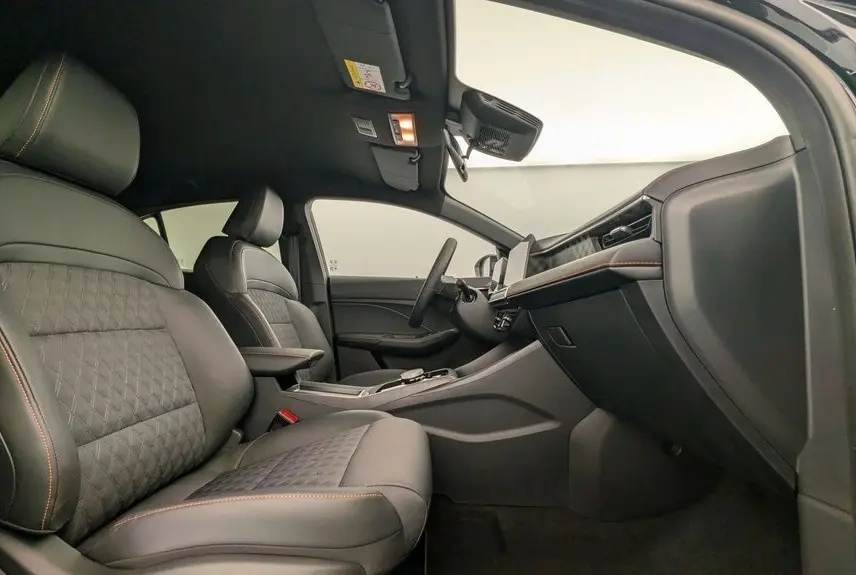 Vue intérieure côté droit du MG3 1.5 L Hybrid+ Luxury 2026 avec sièges noirs en similicuir et tableau de bord moderne.