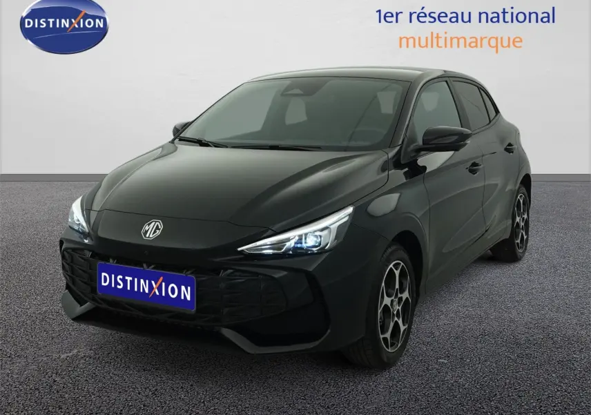 MG3 1.5 L Hybrid+ 195 ch Luxury Pebble Black en 3/4 avant droit avec phares LED allumés et jantes alliage 16 pouces.