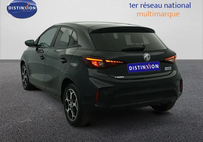 Vue 3/4 arrière droite d'une MG3 Pebble Black avec feux LED allumés et jantes alliage 16 pouces.