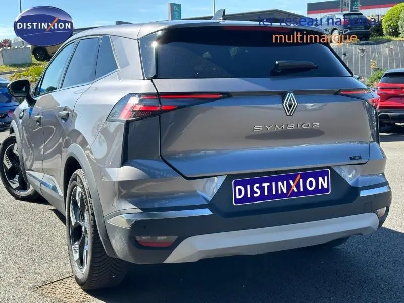 Vue 3/4 arrière droite du Renault Symbioz 2025 gris métallisé avec feux arrière LED et lunette arrière surteintée.