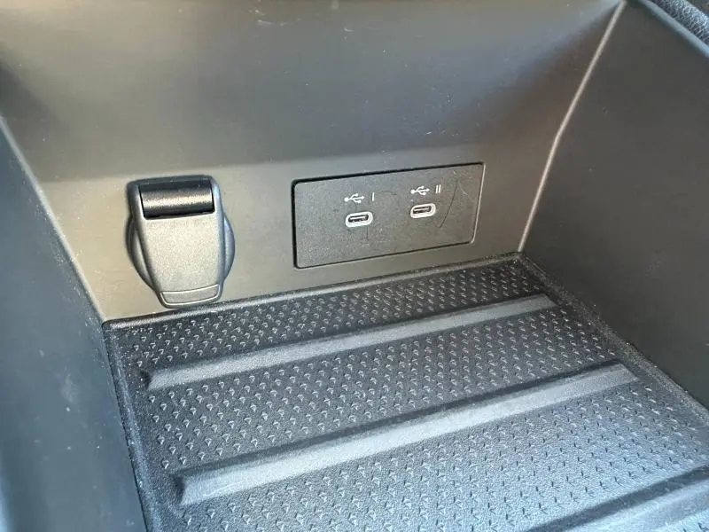 Vue rapprochée de la console centrale noire du Renault SYMBIOZ avec deux ports USB-C et une prise 12V.