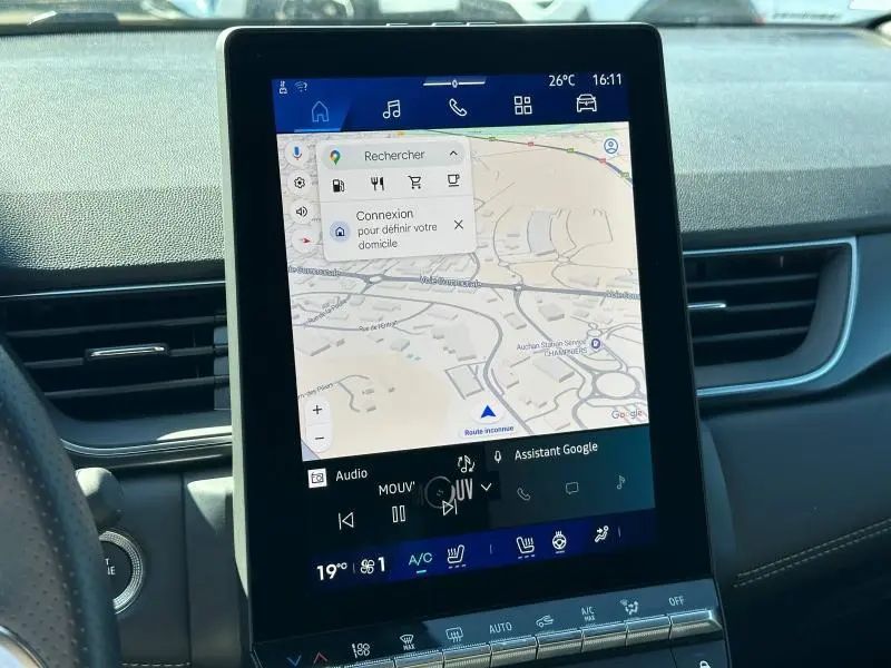 Vue intérieure du tableau de bord du Renault SYMBIOZ avec écran tactile central affichant la navigation GPS.