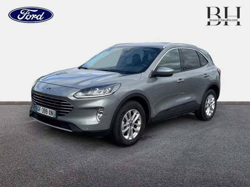 Ford Kuga gris Solar métallisé en vue 3/4 avant droit, avec calandre noire et jantes alliage visibles.