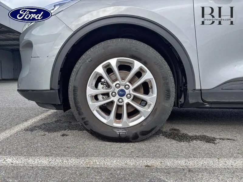 Gros plan sur la roue avant gauche en jante alu du Ford Kuga gris Solar Métallisé, avec partie de l'aile visible.