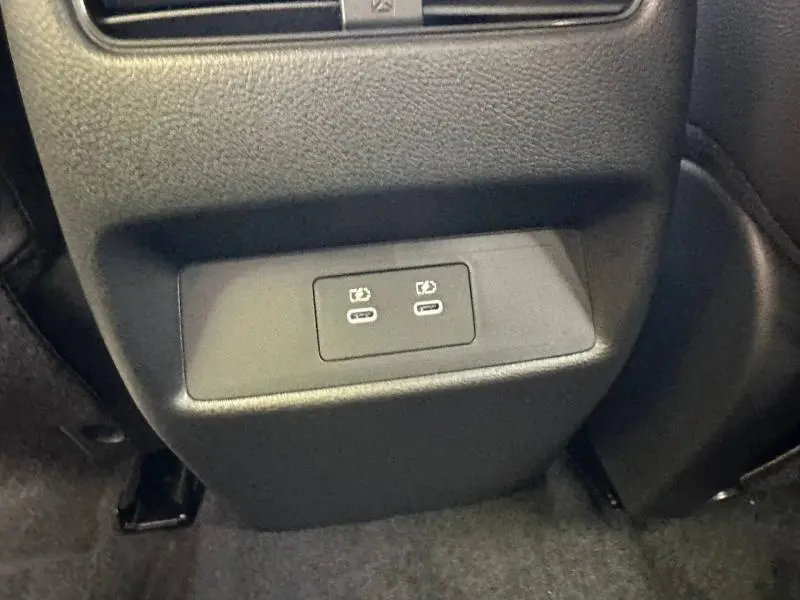 Vue rapprochée des ports USB arrière intégrés dans la console centrale du Nissan Qashqai Hybrid e-POWER 2025 noir.