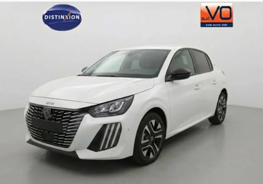 Peugeot 208 Hybrid blanc vue 3/4 avant droit, avec calandre noire et jantes alliage 16 pouces distinctives.