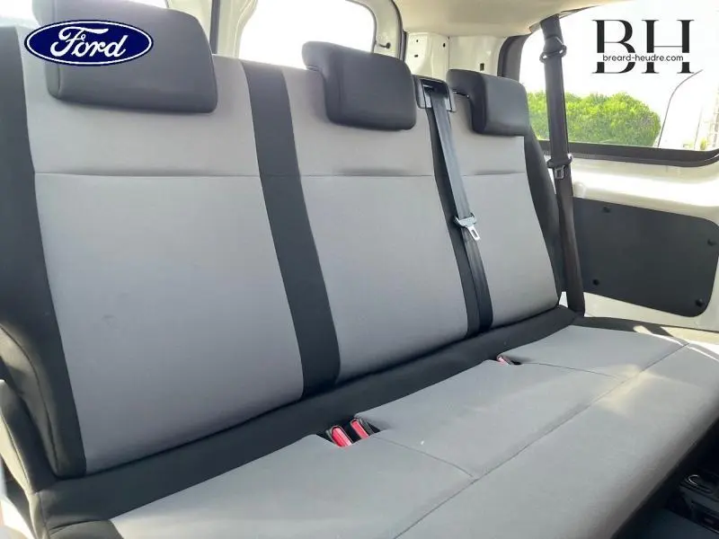 Vue intérieure latérale droite des sièges arrière gris et noirs du Peugeot Expert Fourgon 2017 avec ceintures de sécurité visibles.