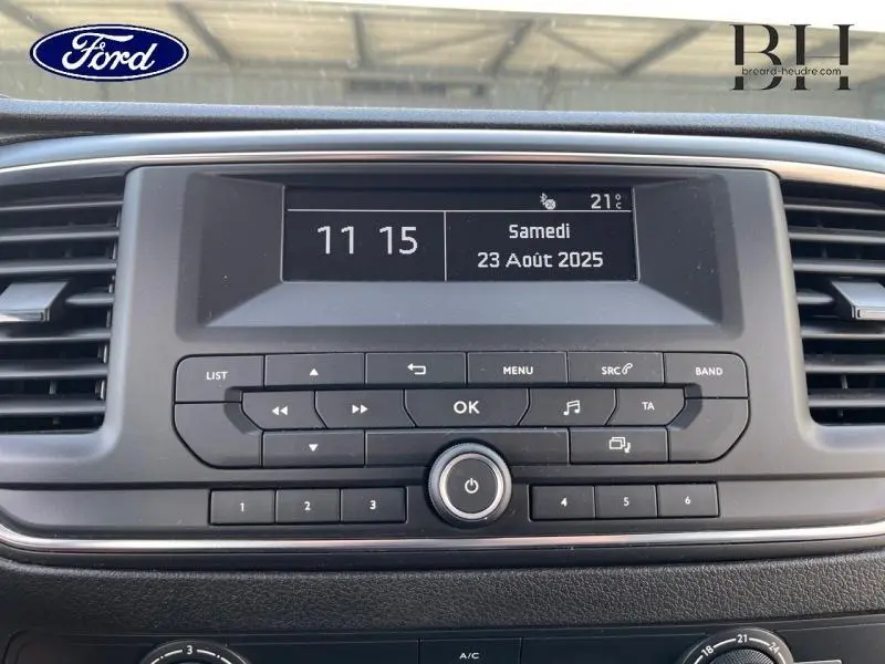 Tableau de bord du Peugeot Expert Fourgon blanc, affichage central numérique avec commandes audio et climatisation.