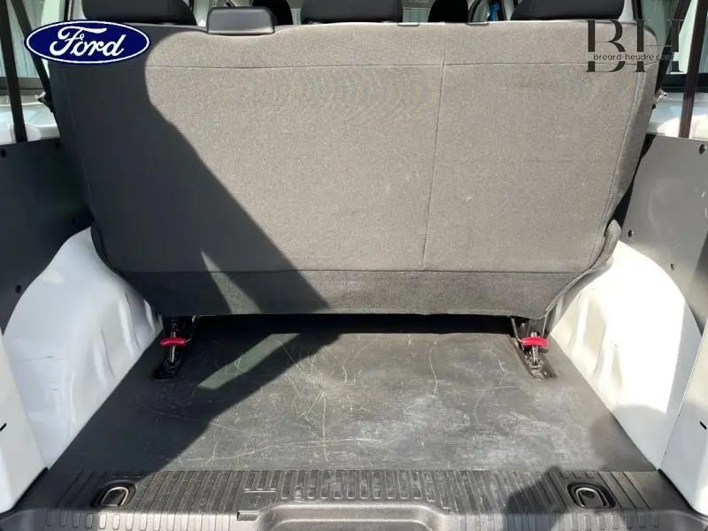 Vue arrière de l'habitacle du Peugeot Expert Fourgon blanc banquise, montrant la banquette arrière et le coffre.