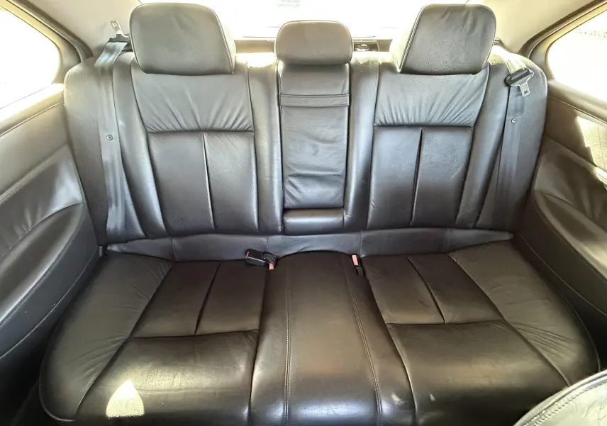 Banquette arrière en cuir noir de la Peugeot 607 2.2 i 160 Executive, vue intérieure centrée.