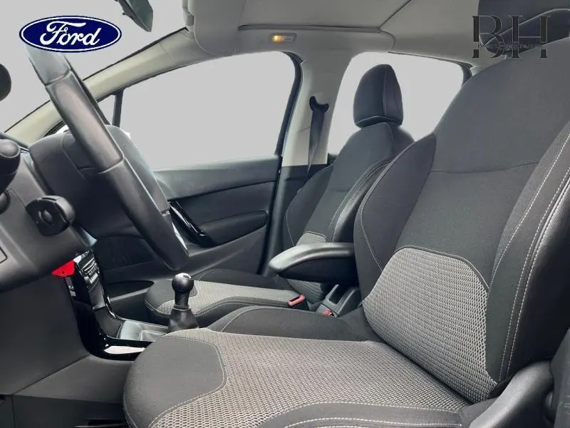 Vue intérieure côté conducteur de la Citroën C3 2014 avec sièges tissu Liberia gris et volant réglable