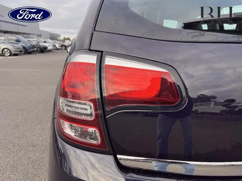 Gros plan sur le feu arrière gauche d'une Citroën C3 bleu encre, soulignant la teinte profonde et les contours nets.