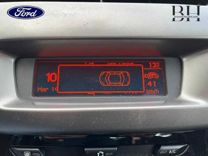 Affichage numérique rouge du tableau de bord d'une Citroën C3 bleu encre, indiquant 41 km/h et 13°C.