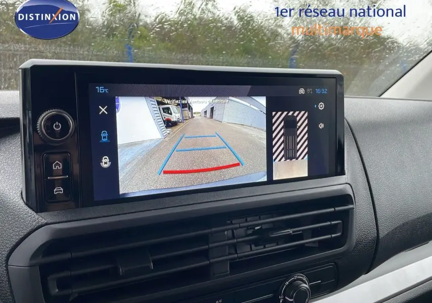 Écran tactile du tableau de bord du Peugeot Expert Fourgon blanc 2025 affichant la caméra de recul et les capteurs d'aide au stationnement.