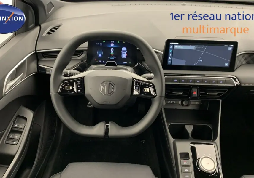 Vue intérieure centrée sur le volant et tableau de bord noir du MG3 1.5 L Hybrid+ 195 ch Luxury avec écran tactile 10,25 pouces.