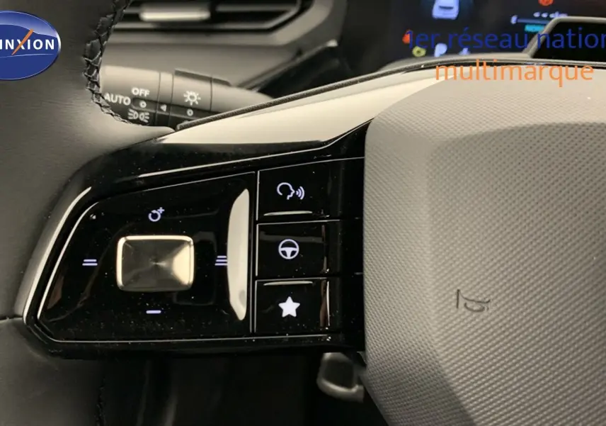 Gros plan sur les commandes au volant à gauche du MG3 1.5 L Hybrid+ 195 ch Luxury, intérieur noir.