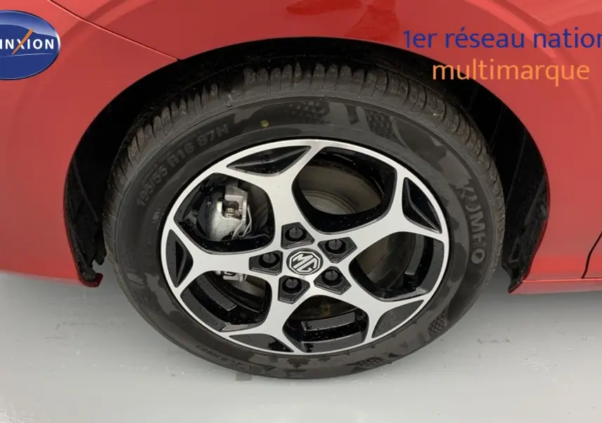 Gros plan sur la roue arrière droite de la MG3 1.5 L Hybrid+ 195 ch Luxury en rouge Diamond avec jante alliage 16 pouces.