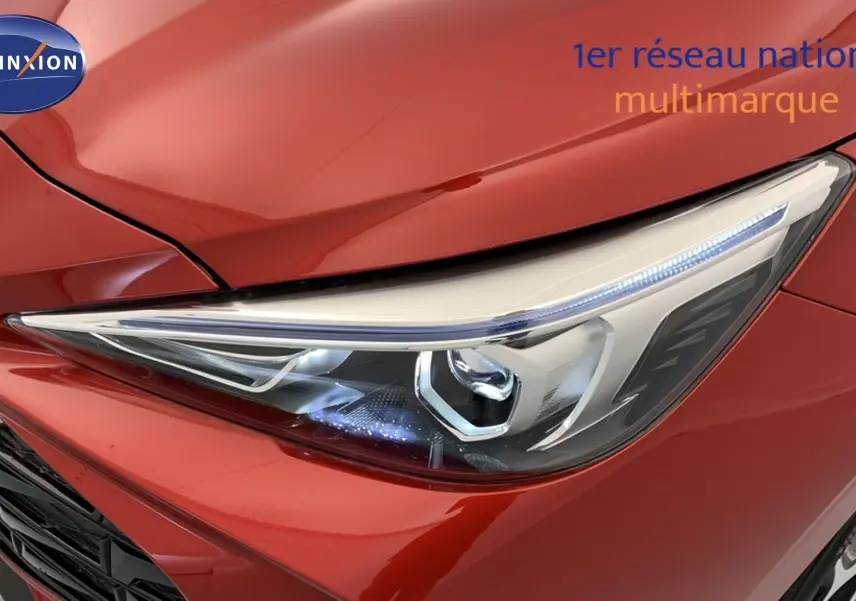 Gros plan sur le phare avant droit d'une MG3 1.5 L Hybrid+ 195 ch Luxury en rouge Diamond Red métallisé.